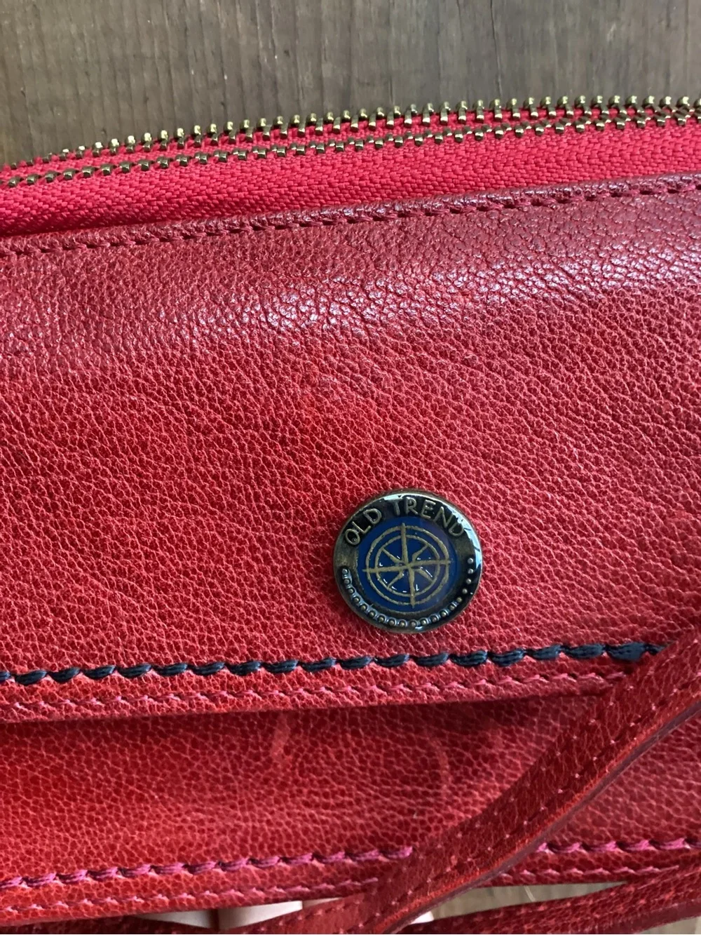 OLD TREND LEATHER CONVERTIBLE CROSSBODY BAG IN Red Wallet Cardholder